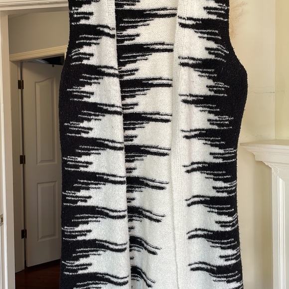 Conrad C Sleevless Cardigan - Picture 3 of 3